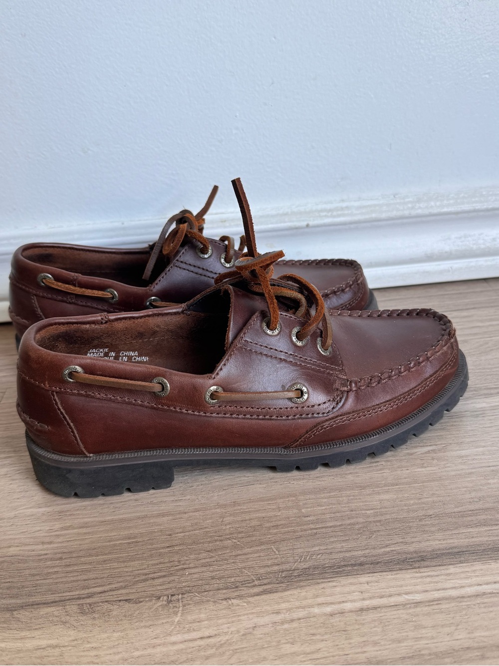 Women's Classic vintage Leather Loafers in Brown. Size 6.